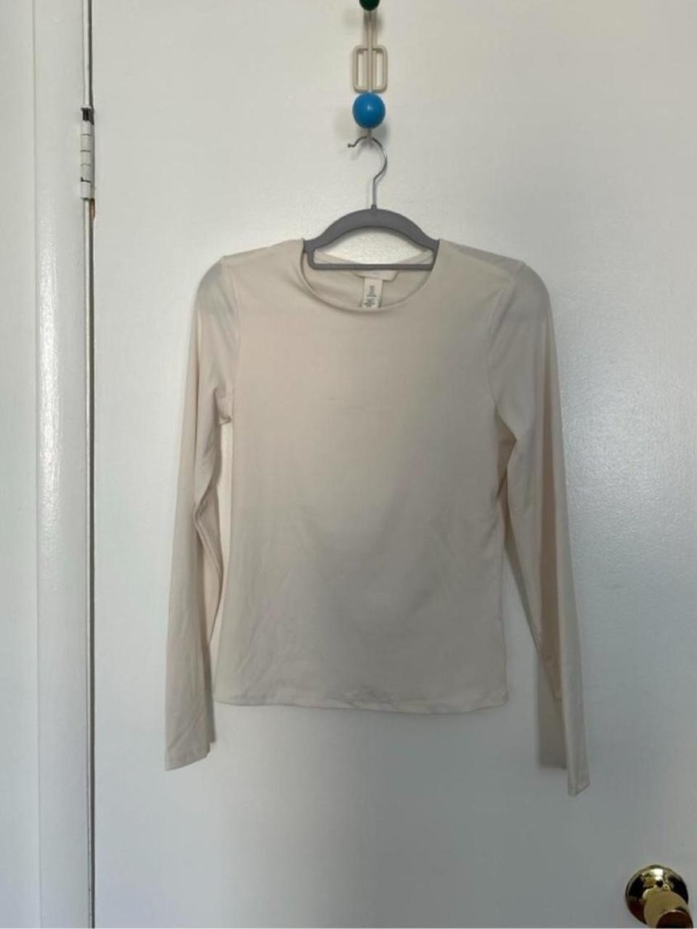 H&M Cream Long-Sleeve Crewneck Tee